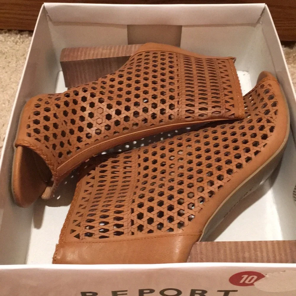 NWT Report Wendie heels shoes sandals 10 zip